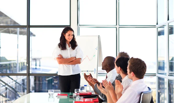 Säker affärskvinna tittar på hennes team i en presentation — Stockfoto
