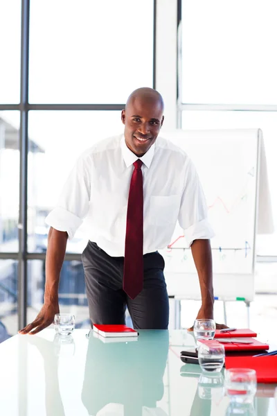 Smiling businessman in a presentation — Stock Photo, Image