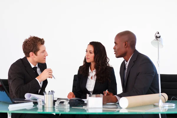 Tres negocios discutiendo en una reunión —  Fotos de Stock