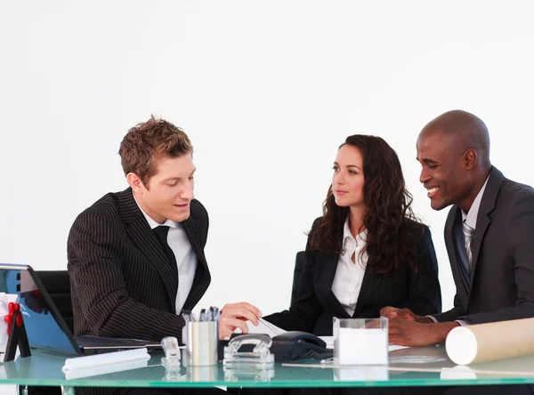 Företag diskuterar i ett möte — Stockfoto