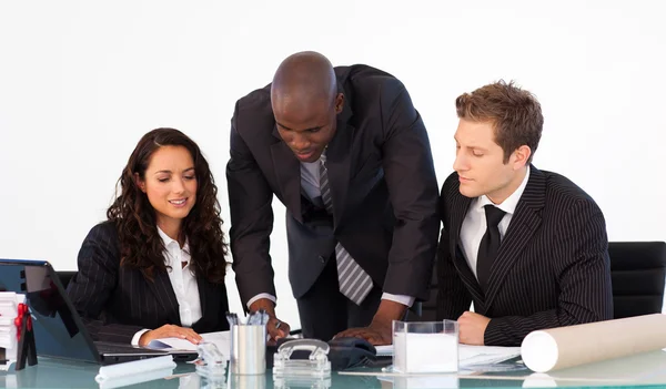 Empresario africano hablando con su equipo — Foto de Stock