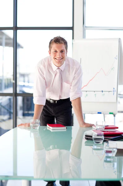 Uomo d'affari sorridente in piedi in una presentazione — Foto Stock