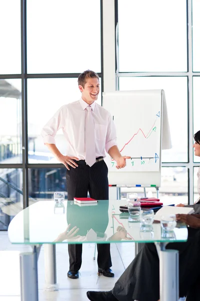 Joven hombre de negocios hablando en una presentación — Foto de Stock