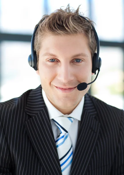 Jonge zakenman met een headset op — Stockfoto
