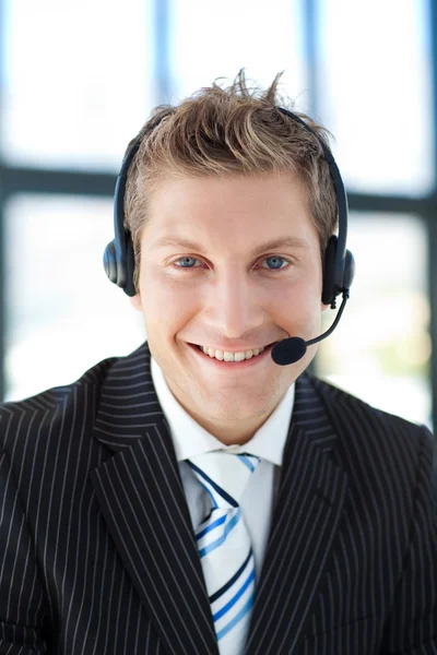 Lachende zakenman met een headset op — Stockfoto