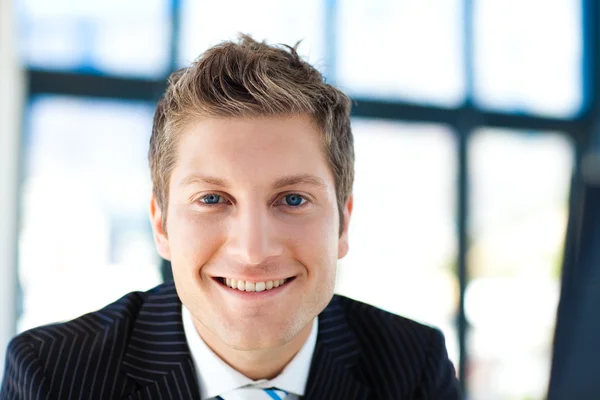 Aantrekkelijke zakenman glimlachen naar de camera — Stockfoto