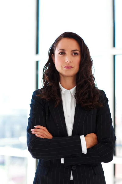 Retrato de uma empresária confiante com braços dobrados — Fotografia de Stock