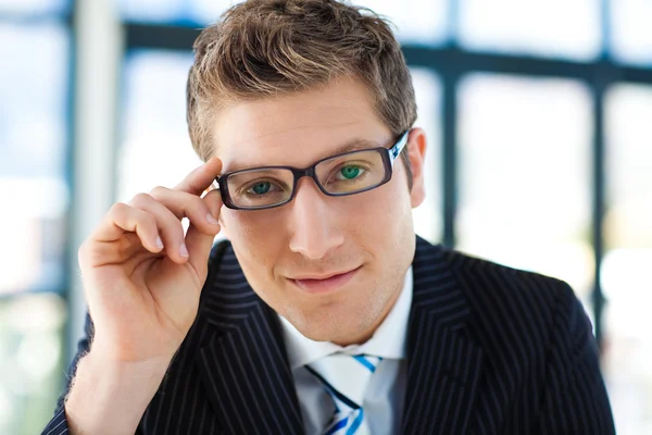 Бізнесмен дивиться на камеру в окулярах — стокове фото
