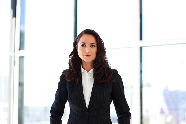 Attraente donna d'affari in piedi in ufficio — Foto Stock