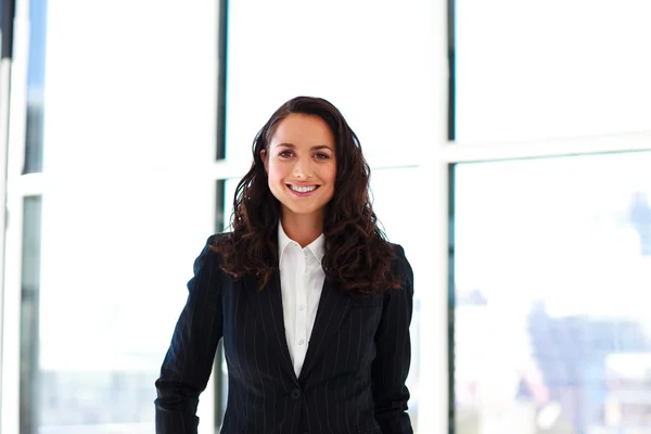Mujer de negocios sonriente en el cargo — Foto de Stock