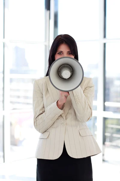 Morena mujer de negocios gritando a través de megáfono —  Fotos de Stock