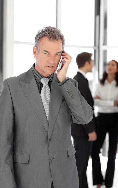 Senior zakenman praten op mobiele telefoon — Stockfoto