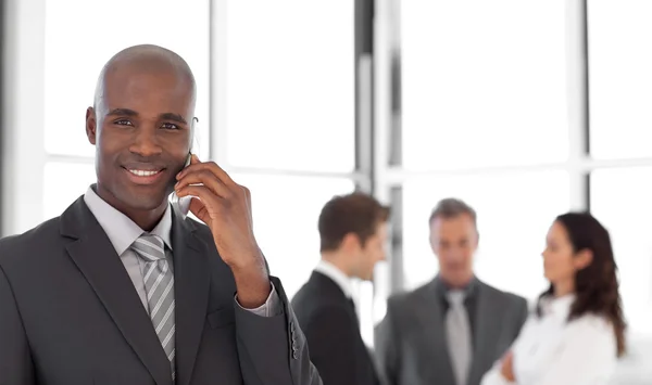 Hombre de negocios mayor hablando por teléfono — Foto de Stock