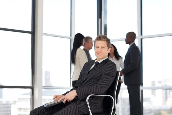 Geschäftsmann im Amt sitzt auf Stuhl — Stockfoto