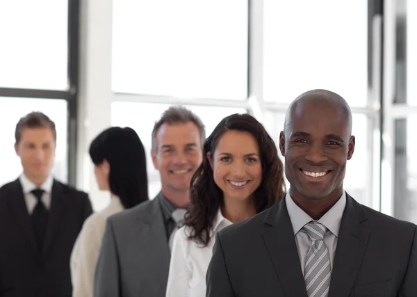 Бизнес-команда из пяти человек смотрит в камеру и улыбается — стоковое фото