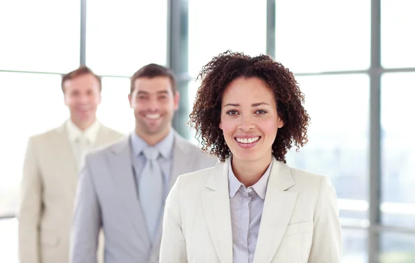 Lächelnde Geschäftsfrau an der Spitze ihrer Kollegen — Stockfoto
