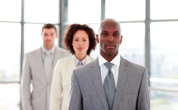 Empresário afro-americano sério liderando seus colegas — Fotografia de Stock