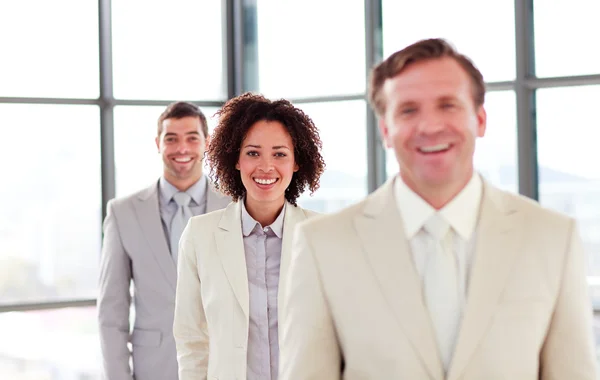 Sorrindo jovem empresária em uma linha — Fotografia de Stock