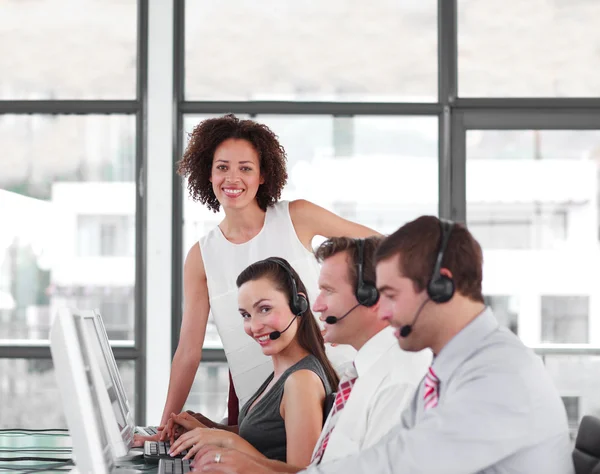 Líder feminina gerenciando sua equipe em um call center — Fotografia de Stock