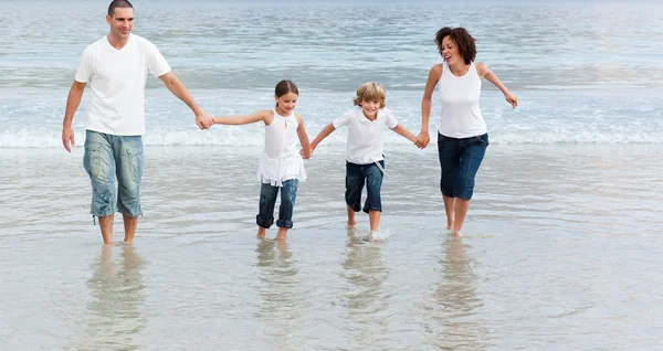 Familie geht am Strand spazieren — Stockfoto