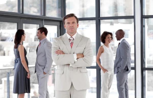 Säker manliga ledare med sitt team — Stockfoto