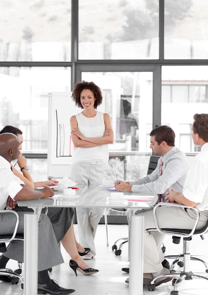 Mujer de negocios dando una presentación — Foto de Stock