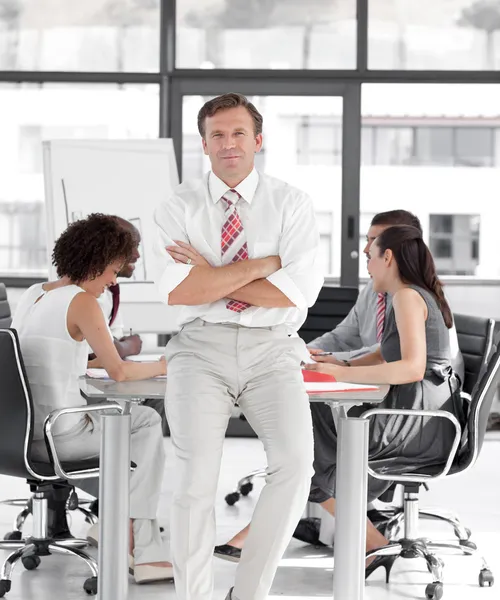 Business manager leading a team of workers — Stock Photo, Image