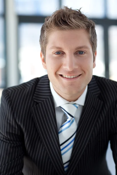 Atractivo hombre de negocios sonriente —  Fotos de Stock