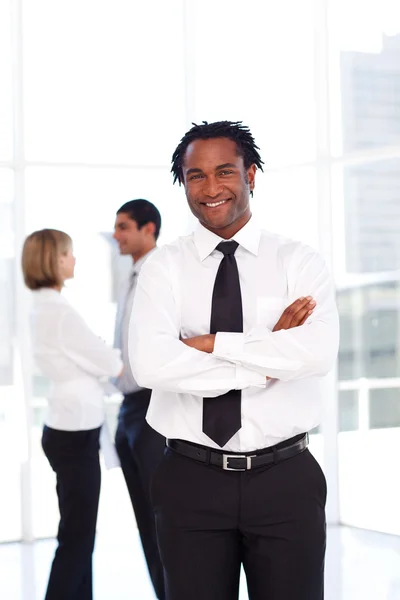 Vertrouwen Afrikaanse zakenman glimlachen naar de camera — Stockfoto