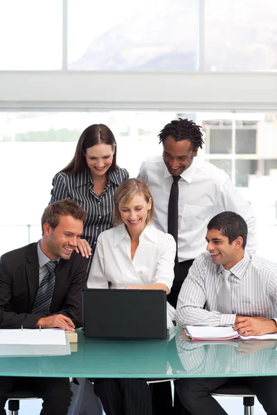 Businessteam werkt samen met een laptop — Stockfoto