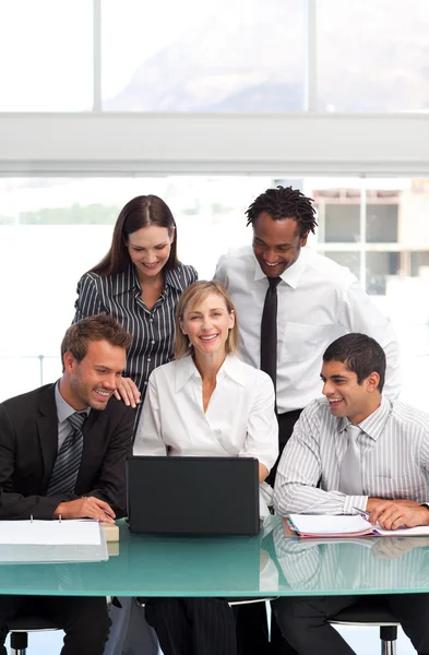 Vrouwelijke manager met haar team met een laptop werkt — Stockfoto