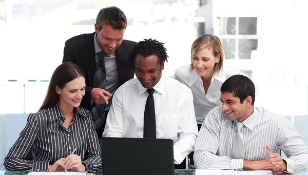 Negocios que trabajan en una oficina — Foto de Stock