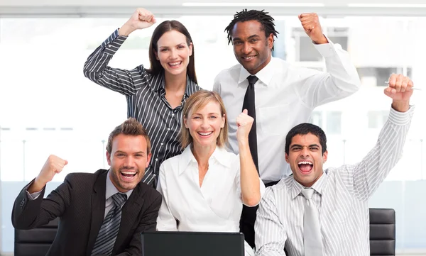 Equipe de negócios entusiasmada celebrando o sucesso — Fotografia de Stock