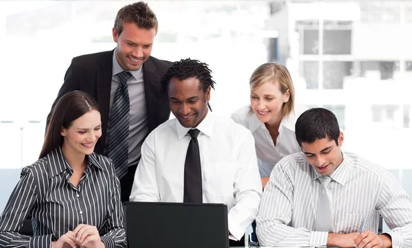Multi-etnische zakelijke team dat werkt met een laptop — Stockfoto