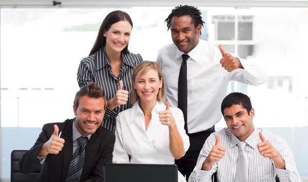 Equipe de negócios trabalhando em conjunto com polegares para cima — Fotografia de Stock