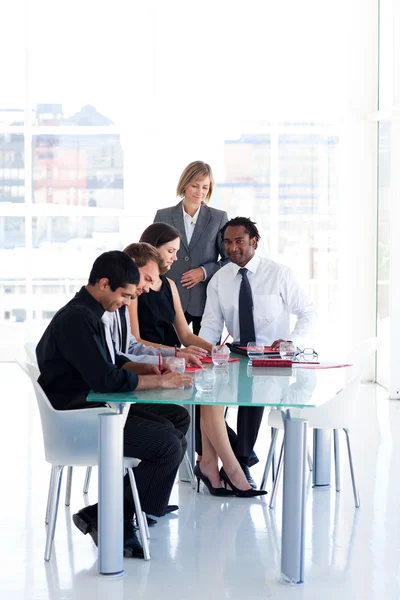 Business team studying a new plan — Stockfoto