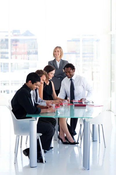 Liderança com sua equipe em uma reunião — Fotografia de Stock