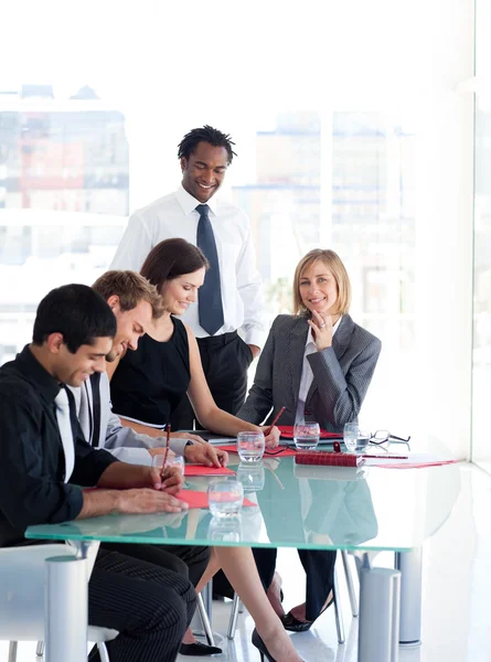 Affari che lavorano in una riunione — Foto Stock