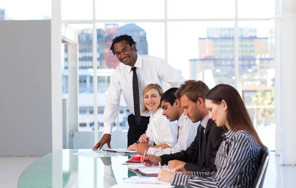 Afro-American ledarskap arbetar med sitt team — Stockfoto