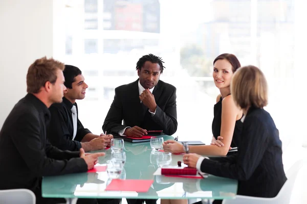 Tankeväckande ledarskap tittar på kameran i ett möte — Stockfoto