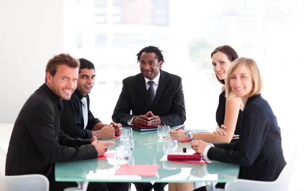 Felice business leader in un incontro — Foto Stock