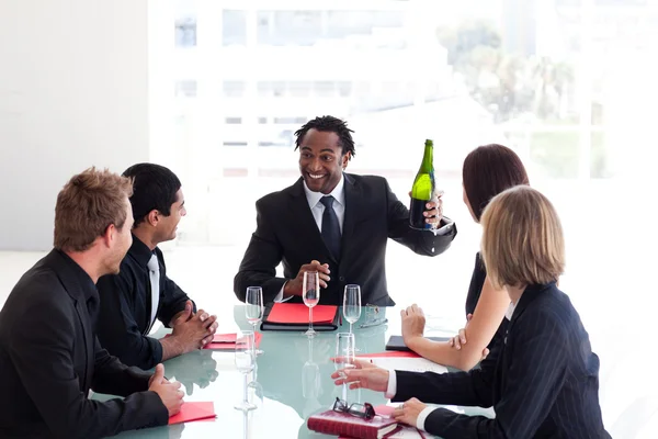 Бізнес команда святкування успіху з шампанським — стокове фото