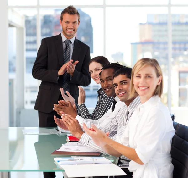 Equipe de negócios batendo palmas em uma reunião — Fotografia de Stock