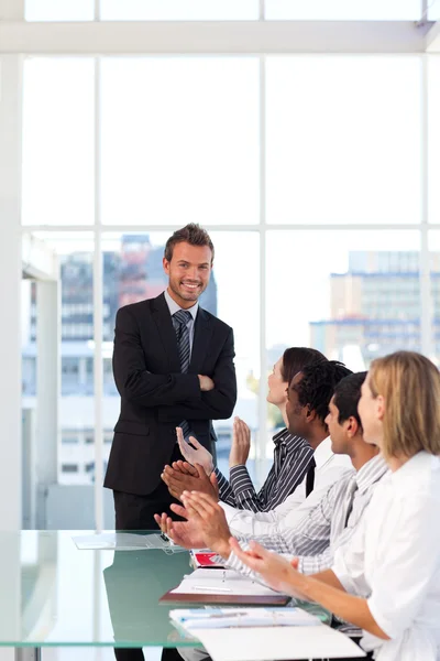Empresário tendo sucesso em uma reunião — Fotografia de Stock