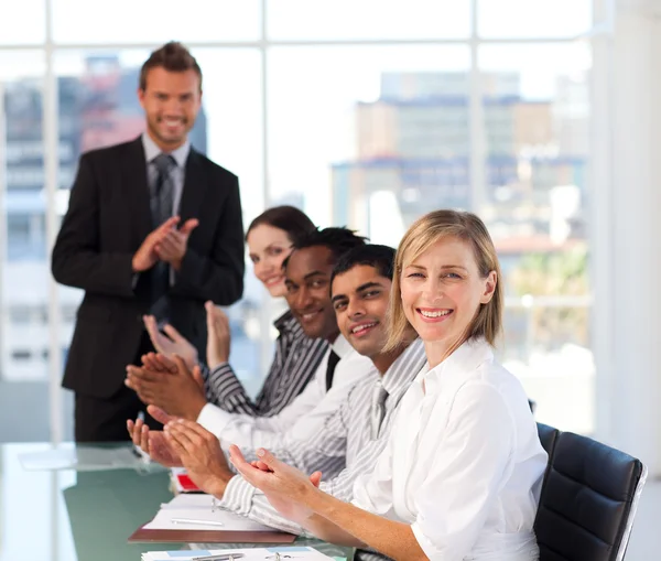 Senior leiderschap applaudisseren in een vergadering — Stockfoto