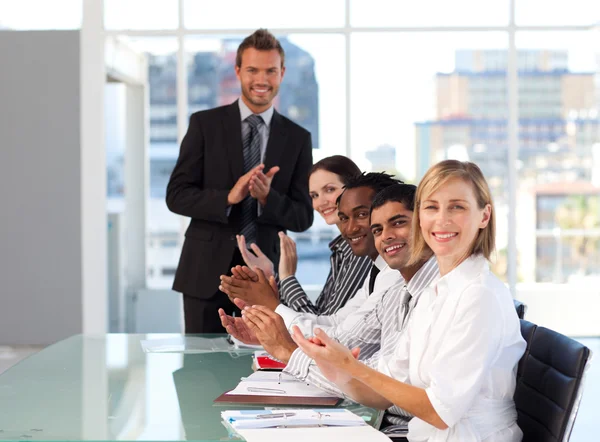 Businessteam klappar i slutet av en presentation — Stockfoto