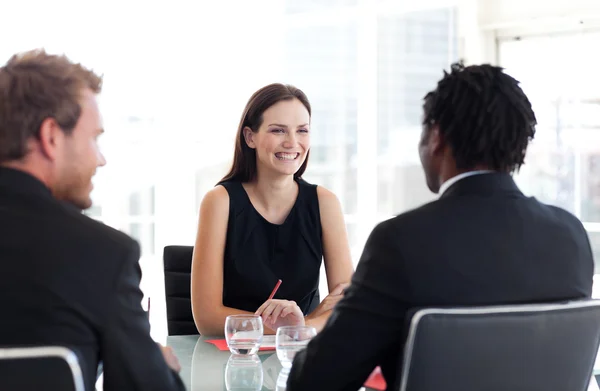 Due venditori che fanno rapporto al loro manager — Foto Stock