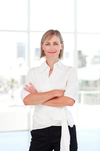 Mujer de negocios rubia con los brazos cruzados —  Fotos de Stock