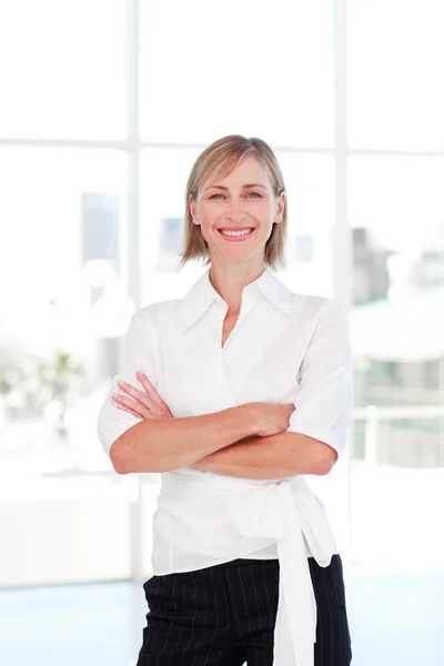 Blonde businesswoman with folded arms — Stock Photo, Image