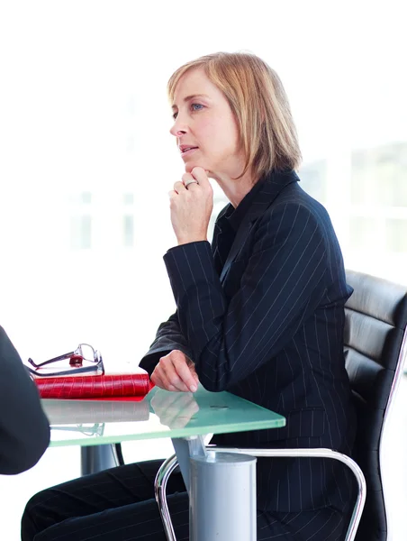Affärskvinna interagerar i ett möte — Stockfoto